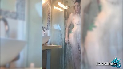 Vauva mehukkaalla takapuolella masturboi suihkussa