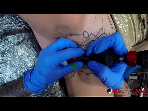 ❤️ Äärimmäisen tatuoitu hottie Sully Savage sai tatuoinnin klitorikseen ❤️❌ Porno at us ☑