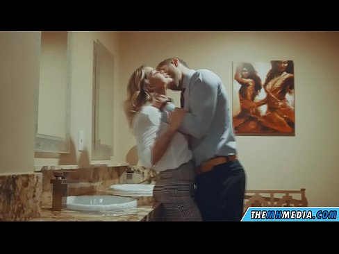 ❤️ Kun povekas blondi viettelee sinut julkisessa vessassa ❤️❌ Porno at us ☑